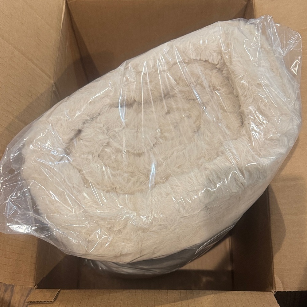 Lola Blankets Plush Throw/Blanket/Bondi Beige/Size L/NEW! NIB! SEALED! Serene!!! - Picture 15 of 16